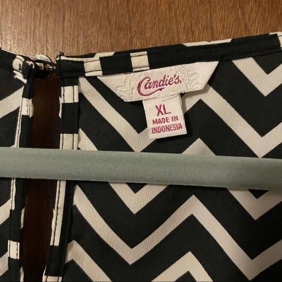 Candie’s Black and White Chevron Short Cap Sleeve Blouse - Picture 2 of 7